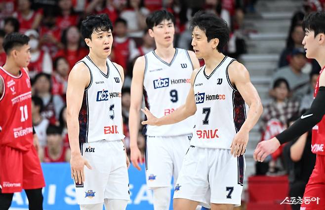 KCC 허웅, 송교창, 허훈(왼쪽부터)이 26일 안양정관장아레나에서 열린 정관장과 4강 PO 2차전 도중 경기가 잘 풀이지 않자 이야기를 나누고 있다. 사진제공｜KBL