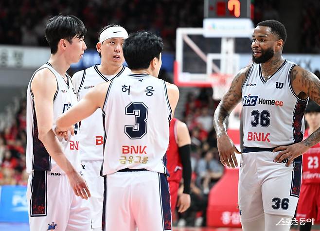 KCC 송교창, 최준용, 허웅, 숀 롱(왼쪽부터)이 26일 안양정관장아레나에서 열린 정관장과 4강 PO 2차전 도중 이야기를 나누고 있다.&nbsp;사진제공｜KBL