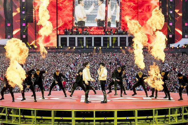 동방신기가 단일 수용 규모로만 ‘6만 석 이상’을 자랑하는 일본 야외 공연 무대의 정점 닛산 스타디움에서 ‘최초이자 최다 기록’을 동시에 갖게 됐다. 일본 기준 해외 아티스트로선 처음으로 닛산 스타디움에 입성했고, 통산 7회에 걸쳐 공연을 치렀다. 사진제공|SM엔터테인먼트