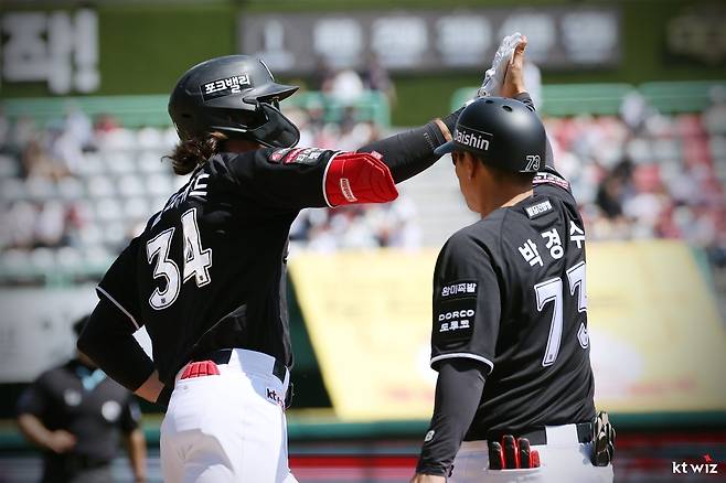 KT 샘 힐리어드(왼쪽)가 26일 인천 SSG전서 홈런을 친 뒤 박경수 1루 주루코치와 세리머니하고  있다. 사진제공｜KT 위즈