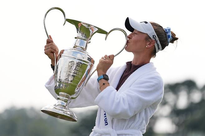 넬리 코다가 27일(한국시간)  미국 텍사스주 메모리얼 파크 골프코스에서 열린 시즌 첫 메이저대회 셰브론 챔피언십서 2년 만에 정상을 탈환해 시즌 2승을 기록한 뒤 트로피에 입을 맞추고 있다.  휴스턴｜AP뉴시스