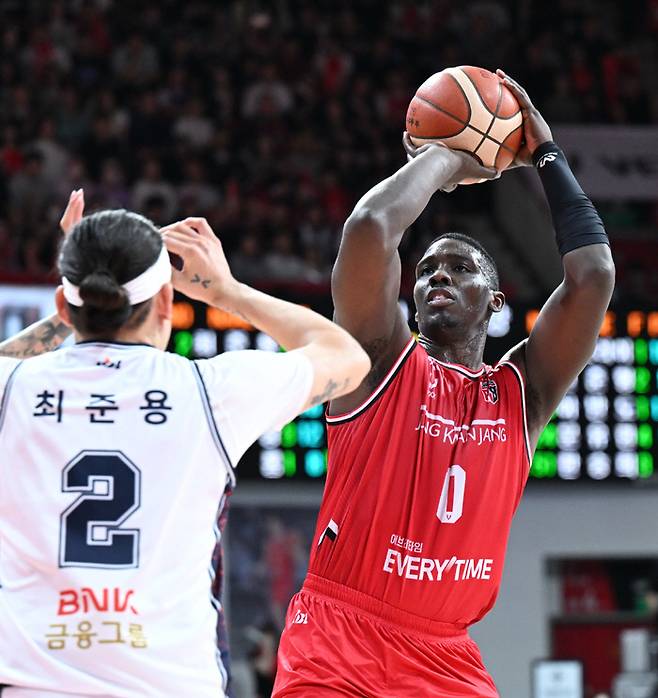 안양 정관장 조니 오브라이언트가 26일 부산 KCC와의 2025~2026 LG전자 프로농구 4강 플레이오프(PO) 2차전에서 최준용을 앞에 두고 슛을 쏘고 있다. KBL 제공