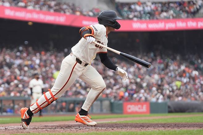 샌프란시스코 이정후가 27일 마이애미전에서 5회말 안타를 치고 있다. AP연합뉴스