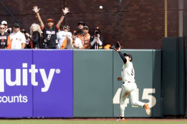 샌프란시스코 이정후가 27일 마이애미전에서 9회초 달려가며 타구를 잡아내고 있다. Imagn Images연합뉴스