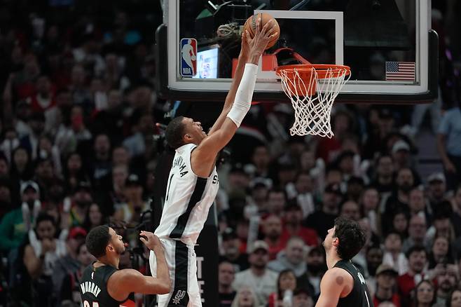 샌안토니오의 빅터 웸반야마가 27일 미국 오리건주 포틀랜드의 모다 센터에서 열린 포틀랜드 트레일블레이저스와 2025~2026 미국프로농구 서부콘퍼런스 플레이오프 1라운드 4차전에서 덩크슛하고 있다.    샌안토니오 | AP연합뉴스