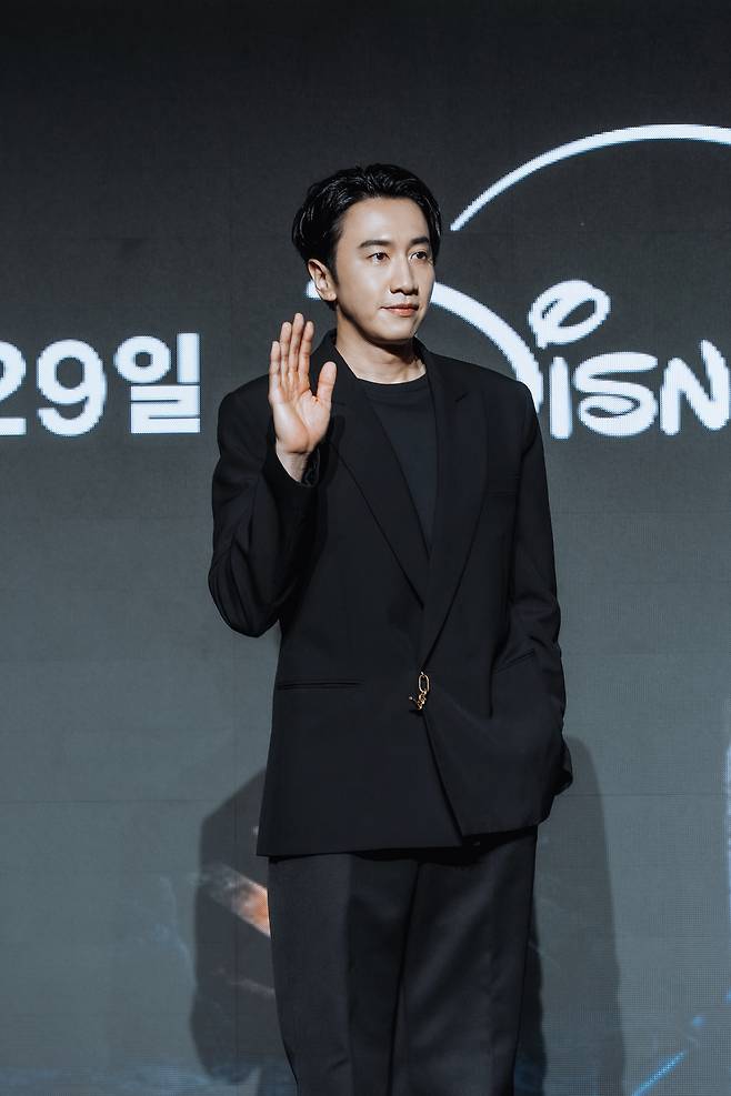 배우 이광수가 27일 오전 서울 여의도 콘래드호텔에서 열린 디즈니플러스 드라마 ‘골드랜드’ 제작발표회에 참석해 포즈를 취하고 있다. 사진 월트디즈니컴퍼니 코리아