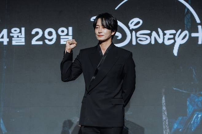 배우 이현욱이 27일 오전 서울 여의도 콘래드호텔에서 열린 디즈니플러스 드라마 ‘골드랜드’ 제작발표회에 참석해 포즈를 취하고 있다. 사진 월트디즈니컴퍼니 코리아