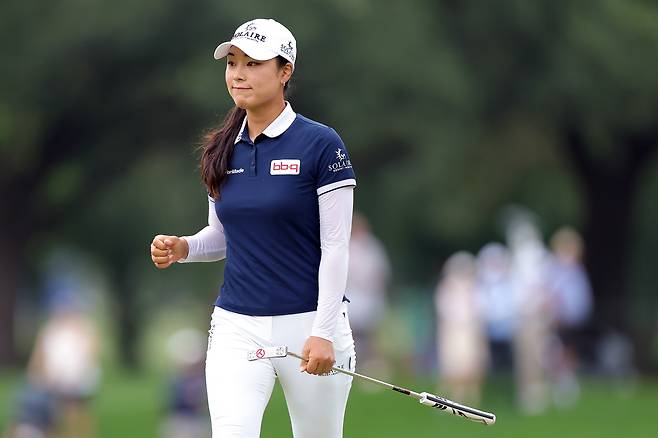 윤이나가 27일 미국 텍사스주 휴스턴의 메모리얼파크 골프코스에서 열린 LPGA투어 셰브론 챔피언십 최종 라운드 도중 5번 홀에서 버디를 잡은 뒤 주먹을 불끈 쥐고 있다. 게티이미지코리아