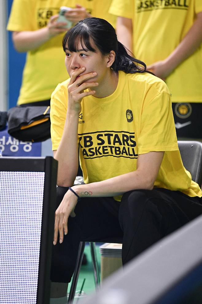 청주 KB 박지수가 26일 용인체육관에서 열린 용인 삼성생명과 2025~2026 BNK금융 2025-2026 여자프로농구 챔피언결정전 3차전에서 벤치에 앉아 경기를 지켜보고 있다.  WKBL 제공