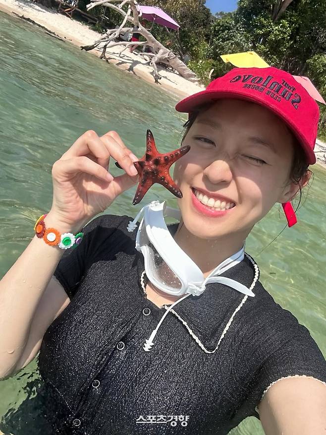 해변에서의 근황을 공개한 AOA 출신 배우 설현. 본인 인스타그램 계정