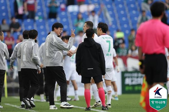 ▲ 대전하나시티즌의 마사는 울산HD전 후반 추가시간 뒤에서 달려와 과할 정도로 몸통 박치기를 한 상대 수비수 조현택에게 부상을 입었다. 진단 결과 척추돌기 골절로 확인돼 한달가량 재활이 필요해졌다. ⓒ한국프로축구연맹