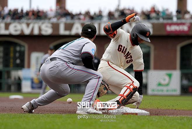 ▲ 샌프란시스코 자이언츠 한국인 메이저리거 이정후가 마이애미 말린스전에서 1회말 선두타자로 나와 우중월 3루타를 터뜨리는 장면이다. 이정후가 3루에 안착하고 있다.