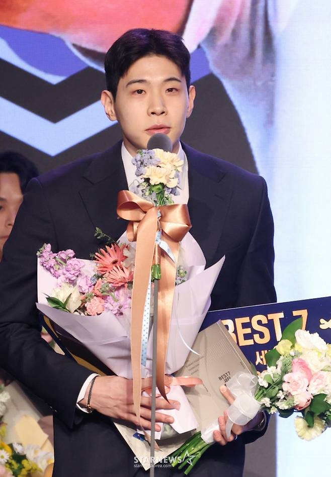 진에어 2025~2026 V-리그 시상식이 13일 서울 광진구 그랜드 워커힐 호텔 비스타홀에서 열렸다.  황승빈(현대캐피탈)이 베스트7 수상 후 소감을 밝히고 있다. /사진=김진경 대기자