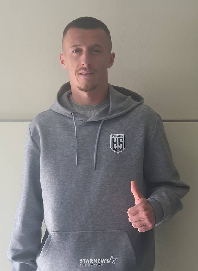 플라나가 지난 26일 목동종합운동장 주경기장에서 열린 서울 이랜드와의 하나은행 K리그2 2026 9라운드 후 믹스트존에서 포즈를 취하고 있다. /사진=박재호 기자