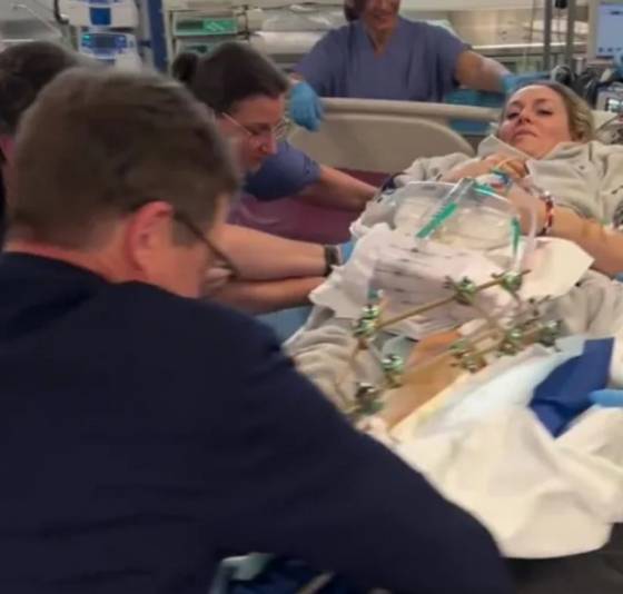 심각한 부상으로 침대에 누워있는 린지 본. /사진=더선 갈무리