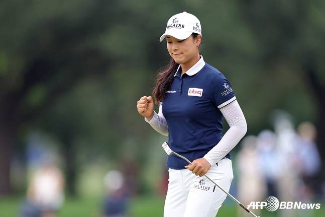 윤이나가 27일 미국여자프로골프(LPGA) 투어 시즌 첫 메이저대회 셰브론 챔피언십(총상금 900만 달러) 최종 4라운드에서 퍼트를 성공시키고 주먹을 불끈 쥐고 있다. /AFPBBNews=뉴스1