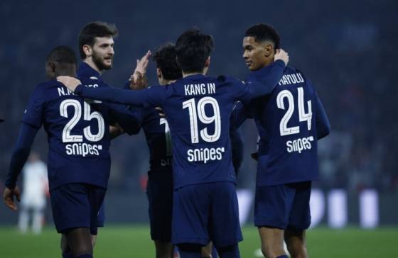 골이 터지자 기뻐하는 이강인(19번)과 PSG 선수들의 모습. /사진=PSG 공식 SNS 갈무리