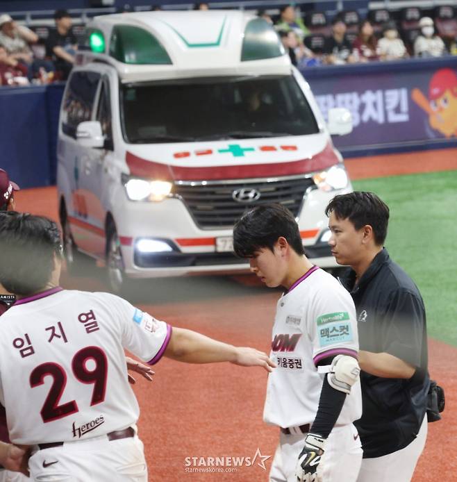 키움 히어로즈 박수종(가운데)이 27일 2026 신한 SOL KBO리그 삼성 라이온즈와 홈경기 8회말에 미야지 유라의 공에 귀 부분을 맞고 교체되고 있다. /사진=김진경 대기자