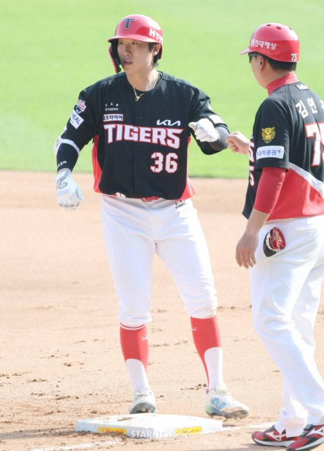 지난 19일 안타를 친 이호연(왼쪽)의 모습. /사진=김진경 대기자