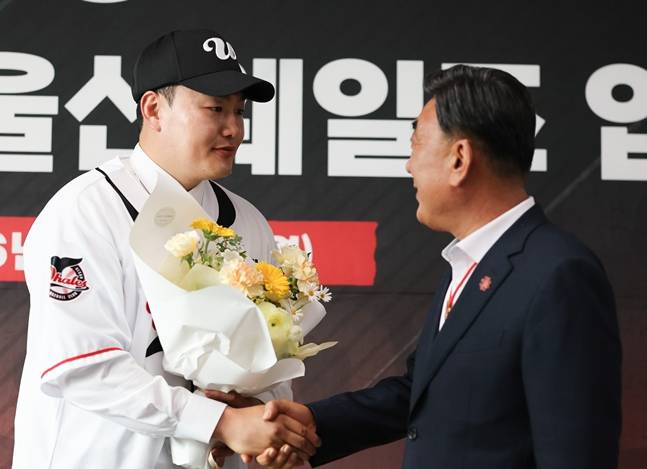 최지만(왼쪽)과 김두겸 울산시장. /사진=울산 웨일즈