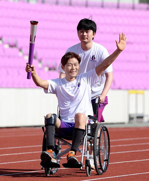 경기도장애인체육대회, 광주서 개막 팡파르…대회 첫 날 다관왕 20명 나와...사진은 성화 점화 릴레이 모습.(사진제공=경기도장애인체육회)