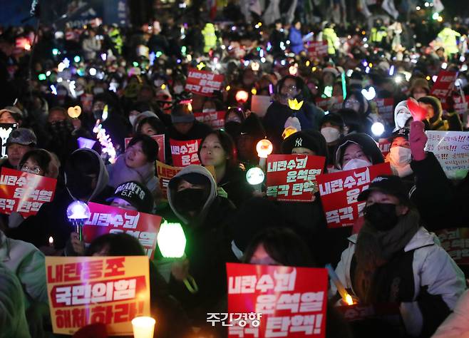 2024년 12월 9일 저녁 시민들이 서울 여의도 국회의사당 앞에서 윤석열 대통령의 탄핵을 촉구하는 촛불문화제에 참석해있다. 김창길 기자