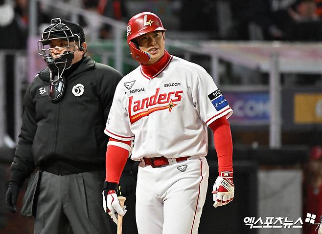 SSG 랜더스 베테랑 거포 외야수 김재환이 27일 1군 엔트리에서 빠졌다. 올 시즌 앞두고 두산 베어스에서 SSG로 이적한 김재환은 24경기에서 타율 0.110(82타수 9안타), 2홈런, 10타점으로 심각한 타격 부진을 겪었다. SSG 이숭용 감독은 오랜 기간 '(김재환은)결과가 안 나올 뿐이지 타격 컨디션 자체는 괜찮아 보인다'며 믿음을 드러냈으나 더 이상 기다리지 않기로 했다. 엑스포츠뉴스DB