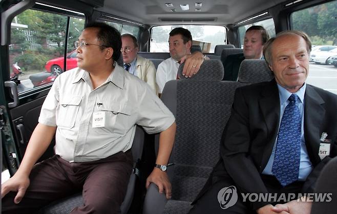 2004년 9월20일 원자력연구소에 들어가는 IAEA 핵 사찰단 [연합뉴스 사진]