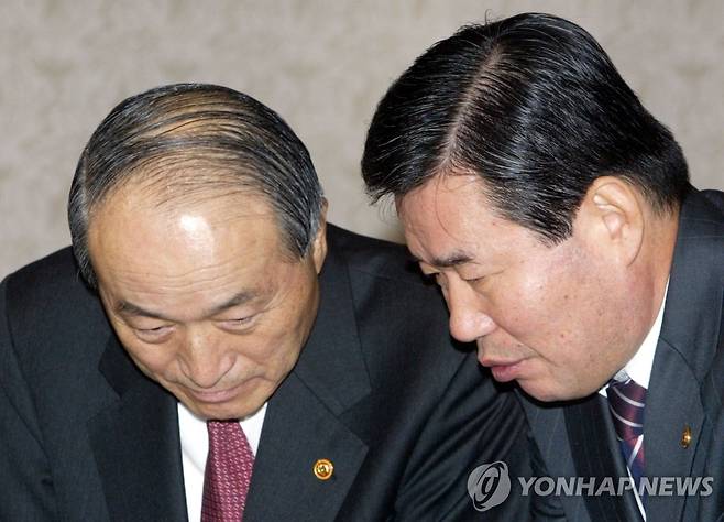 2004년 1월 30일 오명 과학기술처 장관(왼쪽)과 김진표 부총리 이날 오전 청와대에서 열린 과학기술처 업무보고에서 오명 장관과 김진표 부총리가 귓속말을 나누고 있다.
[연합뉴스 사진]