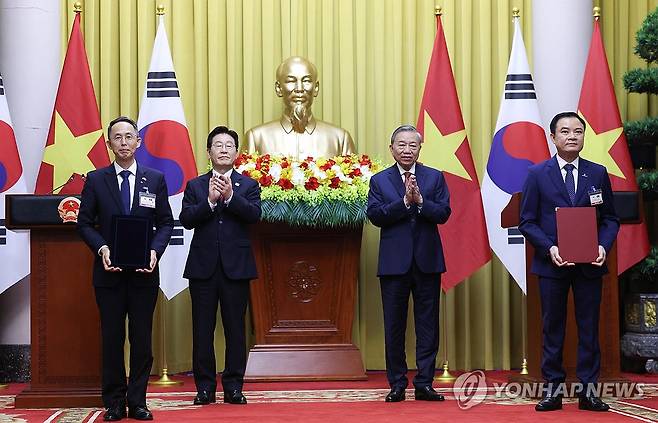 한-베트남, 원전 금융 협력 황기연 한국수출입은행 은행장과 레 응옥 썬 베트남국가산업에너지공사(PVN) 회장이 2026년 4월 22일 하노이 주석궁에서 이재명 대통령과 또 럼 공산당 서기장 겸 국가주석이 임석한 가운데 원전 프로젝트금융 협력 가능성 검토 양해각서(MOU) 교환 후 기념촬영을 하고 있다.
[김도훈 기자 촬영]