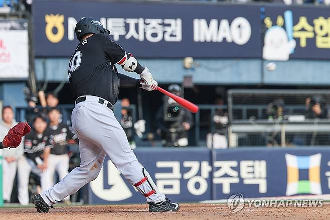 김현수 적시타로 다시 앞서나가는 kt (서울=연합뉴스) 서대연 기자 = 29일 서울 송파구 잠실야구장에서 열린 프로야구 2026 KBO리그 kt wiz와 LG 트윈스의 경기.
    9회초 무사 1,3루 kt 김현수가 1타점 적시타를 치고 있다. 2026.3.29 dwise@yna.co.kr