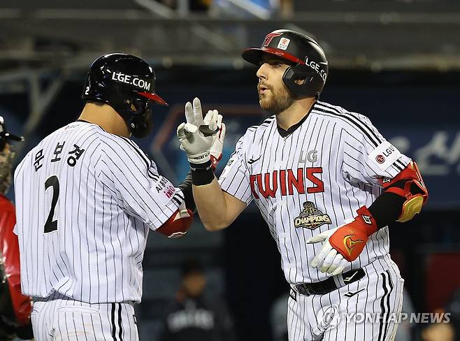 솔로포 환호하는 오스틴 (서울=연합뉴스) 최재구 기자 = 23일 서울 잠실야구장에서 열린 프로야구 한화-LG경기. 9회 말 LG 선두타자 오스틴이 솔로포를 날리고 운동장을 돌며 환호하고 있다. 2026.4.23 jjaeck9@yna.co.kr