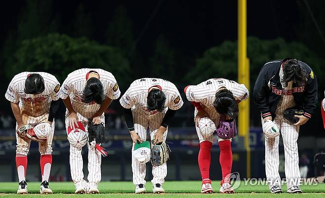 90도 인사하는 KIA 선수들 (광주=연합뉴스) 조남수 기자 = 25일 광주기아챔피언스필드에서 열린 프로야구 롯데 자이언츠와 KIA 타이거즈의 경기. KIA 선수들이 4-3 한 점 차 역전승을 거두고 팬들에게 인사하고 있다. 2026.4.25 iso64@yna.co.kr