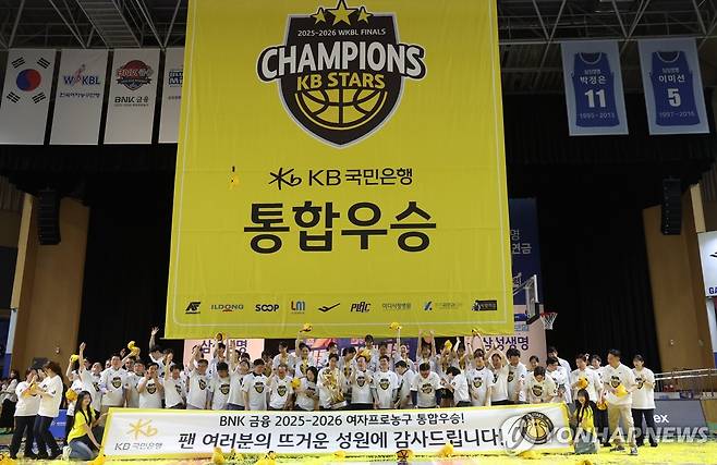 챔피언 자리에 오른 KB스타즈 (용인=연합뉴스) 홍기원 기자 = 26일 경기도 용인실내체육관에서 열린 여자프로농구 챔피언결정전 3차전 삼성생명 블루밍스와 KB스타즈의 경기. 이 경기에서 승리하며 챔피언 자리에 오른 KB스타즈 선수들과 관계자들이 기뻐하고 있다. 2026.4.26 xanadu@yna.co.kr