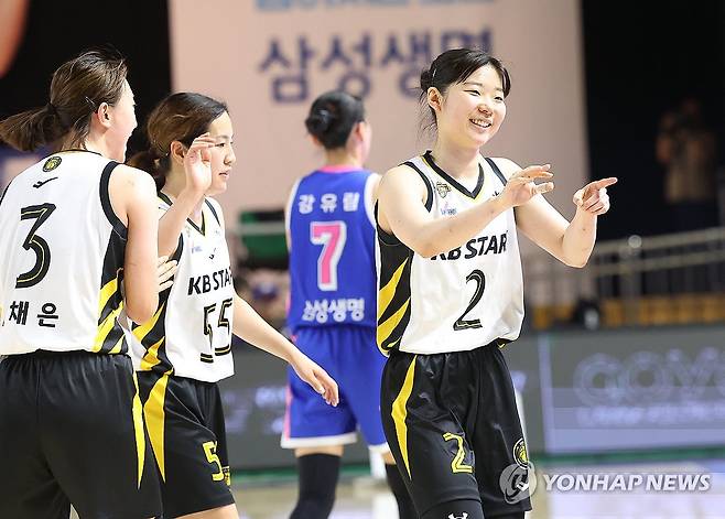 기뻐하는 허예은 (용인=연합뉴스) 홍기원 기자 = 26일 경기도 용인실내체육관에서 열린 여자프로농구 챔피언결정전 3차전 삼성생명 블루밍스와 KB스타즈의 경기. 3점 슛을 성공시킨 KB 허예은이 작전타임 때 벤치로 들어가며 기뻐하고 있다. 2026.4.26 xanadu@yna.co.kr