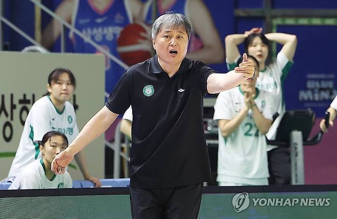 작전 지시하는 이상범 감독 (용인=연합뉴스) 홍기원 기자 = 15일 경기도 용인실내체육관에서 열린 여자프로농구 플레이오프 4차전 삼성생명 블루밍스와 하나은행의 경기. 하나은행 이상범 감독이 작전을 지시하고 있다. 2026.4.15 xanadu@yna.co.kr
