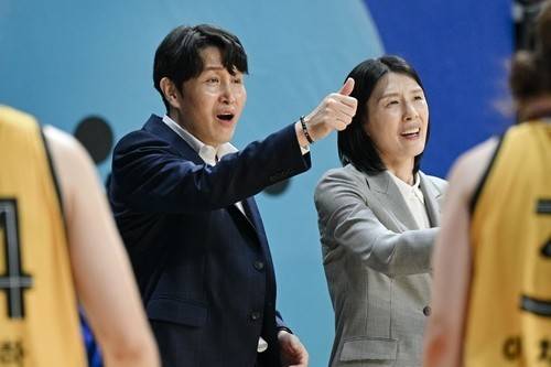 위성우 우리은행 총감독(왼쪽)과 전주원 신임 감독 [WKBL 제공. 재판매 및 DB 금지]