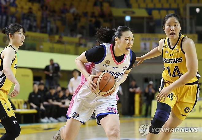 드리블하는 배혜윤 (청주=연합뉴스) 이성민 기자 = 24일 청주체육관에서 열린 BNK금융 2025-2026 여자프로농구 KB스타즈와 삼성생명 블루밍스의 챔피언결정전 2차전. 삼성생명 배혜윤이 드리블하고 있다. 2026.4.24 chase_arete@yna.co.kr