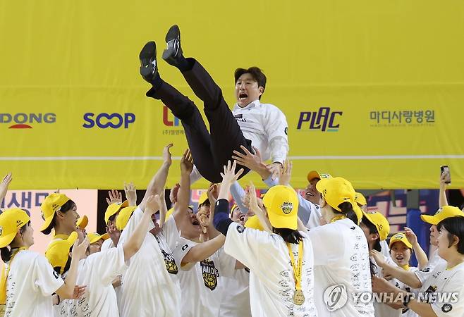 헹가래 받는 김완수 감독 (용인=연합뉴스) 홍기원 기자 = 26일 경기도 용인실내체육관에서 열린 여자프로농구 챔피언결정전 3차전 삼성생명 블루밍스와 KB스타즈의 경기. 이 경기에서 승리하며 챔피언 자리에 오른 KB스타즈 선수들이 김완수 감독을 헹가래 치고 있다. 2026.4.26 xanadu@yna.co.kr