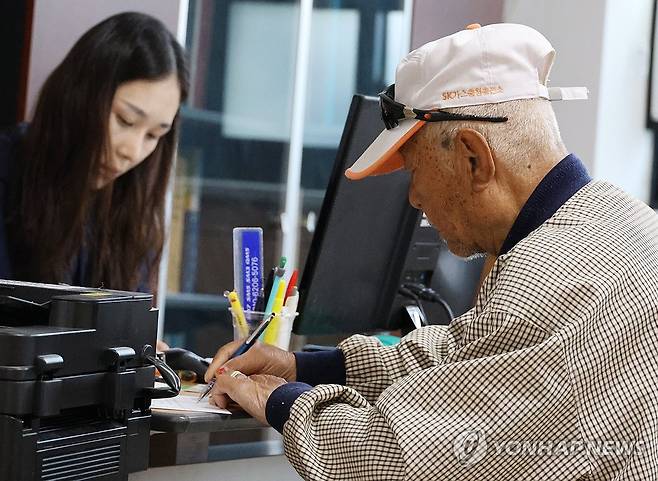 고유가 피해지원금 신청하는 시민 (청주=연합뉴스) 이성민 기자 = 고유가 피해지원금 신청 첫날인 27일 오전 청주 내덕1동행정복지센터에서 한 시민이 지원 신청을 하고 있다. 2026.4.27 chase_arete@yna.co.kr