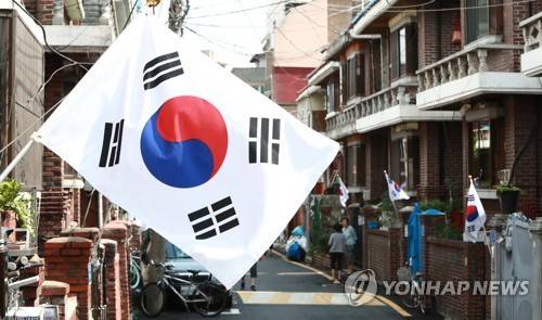 골목에 게양된 태극기 *기사와 직접 관련 없음 [송파구 제공. 재판매 및 DB 금지]