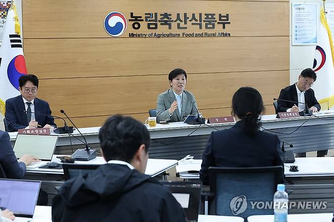 송미령 농식품부 장관 기자간담회 (세종=연합뉴스) 김주성 기자 = 송미령 농림축산식품부 장관이 27일 세종시 정부세종청사에서 열린 출입기자 간담회에서 중동사태 대응 등 현안과 관련해 발언하고 있다. 2026.4.27 utzza@yna.co.kr