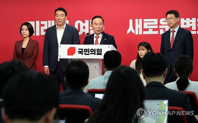 국민의힘, "대구시장 후보에 추경호" (서울=연합뉴스) 배재만 기자 = 국민의힘 박덕흠 공천관리위원장이 26일 서울 여의도 당사에서 브리핑을 열고 6·3 지방선거 대구시장 후보에 추경호 의원을 확정했다고 밝히고 있다. 아울러 공관위는 경기 평택을 국회의원 재선거 후보로 유의동 전 의원을 단수공천하고 인천 계양을 보궐선거 후보자는 추가 공모를 받기로 했다고 밝혔다. 2026.4.26 scoop@yna.co.kr
