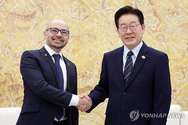 이재명 대통령, 구글 딥마인드 CEO 접견 (서울=연합뉴스) 한상균 기자 = 이재명 대통령이 27일 청와대에서 데미스 허사비스 구글 딥마인드 최고경영자(CEO)와 악수하고 있다. 2026.4.27 xyz@yna.co.kr