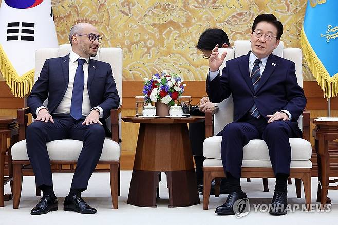 이재명 대통령, 구글 딥마인드 CEO 접견 (서울=연합뉴스) 한상균 기자 = 이재명 대통령이 27일 청와대에서 데미스 허사비스 구글 딥마인드 최고경영자(CEO)를 접견하고 있다. 2026.4.27 xyz@yna.co.kr