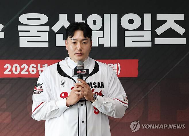 입단 소감 밝히는 최지만 (울산=연합뉴스) 김용태 기자 = 미국 프로야구 메이저리그(MLB)에서 뛰었던 최지만이 27일 문수야구장에서 열린 울산 웨일즈 입단식에 참석해 소감을 밝히고 있다. 2026.4.27 yongtae@yna.co.kr