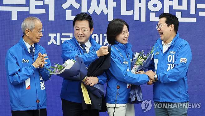 민주당 입당한 허은아 김용남 전 의원 (서울=연합뉴스) 김주형 기자 = 더불어민주당 박찬대 대표 직무대행 겸 원내대표(오른쪽)와 윤여준 총괄선대위원장(왼쪽)이 26일 서울 여의도 당사에서 열린 중앙선거대책위원회의에서 허은아(오른쪽 두번째), 김용남 전 의원에게 선거운동복을 입혀 준 뒤 손잡고 있다. 2025.5.26 kjhpress@yna.co.kr