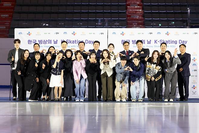 K-스케이팅 데이 행사에 참석한 선수 및 관계자들 [대한빙상경기연맹 제공. 재배포 및 DB 금지]