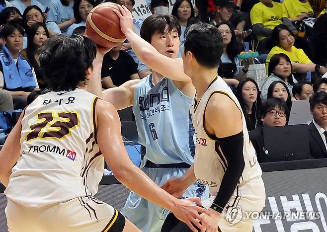 공 잡은 소노 이정현 (고양=연합뉴스) 김병만 기자 = 27일 고양 소노 아레나에서 열린 2025~2026 LG전자 프로농구 4강 플레이오프 3차전 고양 소노와 창원 LG 경기. 소노 이정현이 볼을 잡고 있다. 2026.4.27 kimb01@yna.co.kr