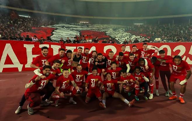 우승을 기뻐하는 츠르베나 즈베즈다 선수들 [즈베즈다 SNS 캡처. 재판매 및 DB 금지]